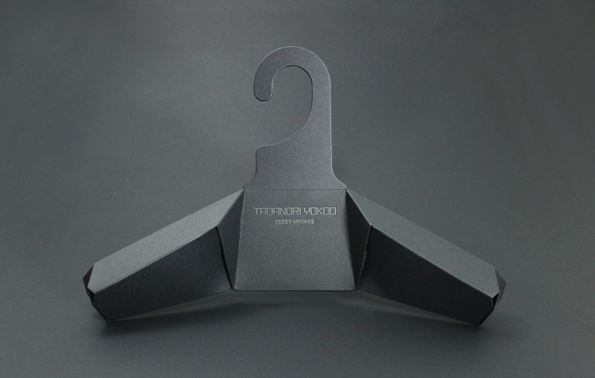 TADANORI YOKOO ISSEY MIYAKE」紙によるハンガーの製作 | 製造事例